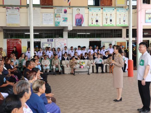 เทศบาลตำบลนาม่อง นำโดยนายประภาส พองพรหม นายกเทศมนตรีตำบลนาม่อง คณะผู้บริหาร สมาชิกสภาเทศบาล หัวหน้าส่วนราชการและพนักงานเทศบาล เข้าร่วม กิจกรรมหน่วยแพทย์เคลื่อนที่ พอ.สว. และโครงการจังหวัดเคลื่อนที่ “หน่วยบำบัดทุกข์ บำรุงสุข สร้างรอยยิ้มให้ประชาชน” ที่โรงเรียนบ้านหนองสะไนราษฎร์รังสฤษฎ์ หมู่ที่ 11 ตำบลนาม่อง อำเภอกุดบาก จังหวัดสกลนคร