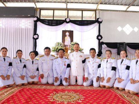 พิธีบำเพ็ญกุศลสตมวาร 100 วัน แห่งการสิ้นพระชนม์ อุทิศถวายเป็นพระกุศล แด่ สมเด็จพระเจ้าลูกเธอ เจ้าฟ้าพัชรกิติยาภา นเรนทิราเทพยวดี กรมหลวงราชสาริณีสิริพัชร มหาวัชรราชธิดา (18 ก.ย. 69) ที่ วัดบ้านนาขาม อำเภอกุดบาก จังหวัดสกลนคร นายประภาส พองพรม นายกเทศมนตรีตำบลนาม่อง พร้อมด้วย คณะผู้บริหาร ประธานสภาเทศบาลตำบลนาม่อง สมาชิกสภาเทศบาล หัวหน้าส่วนราชการ พนักงานเทศบาลตำบลนาม่อง เข้าร่วมพิธีบำเพ็ญกุศลสตมวาร ในวาระครบ 100 วัน แห่งการสิ้นพระชนม์ อุทิศถวายเป็นพระกุศลแด่สมเด็จพระเจ้าลูกเธอ เจ้าฟ้าพัชรกิติยาภา นเรนทิราเทพยวดี กรมหลวงราชสาริณีสิริพัชร มหาวัชรราชธิดา โดยมี นายขุนหาร โพธิ์ไทรย์ ปลัดอำเภอกุดบาก หัวหน้ากลุ่มงานบริหารงานปกครอง เป็นประธานในพิธี พร้อมด้วย หัวหน้าส่วนราชการอำเภอกุดบาก คณะครูโรงเรียนบ้านนาขาม และประชาชน เข้าร่วมพิธี เพื่อแสดงออกถึงความจงรักภักดี และน้อมสำนึกในพระกรุณาธิคุณอันหาที่สุดมิได้